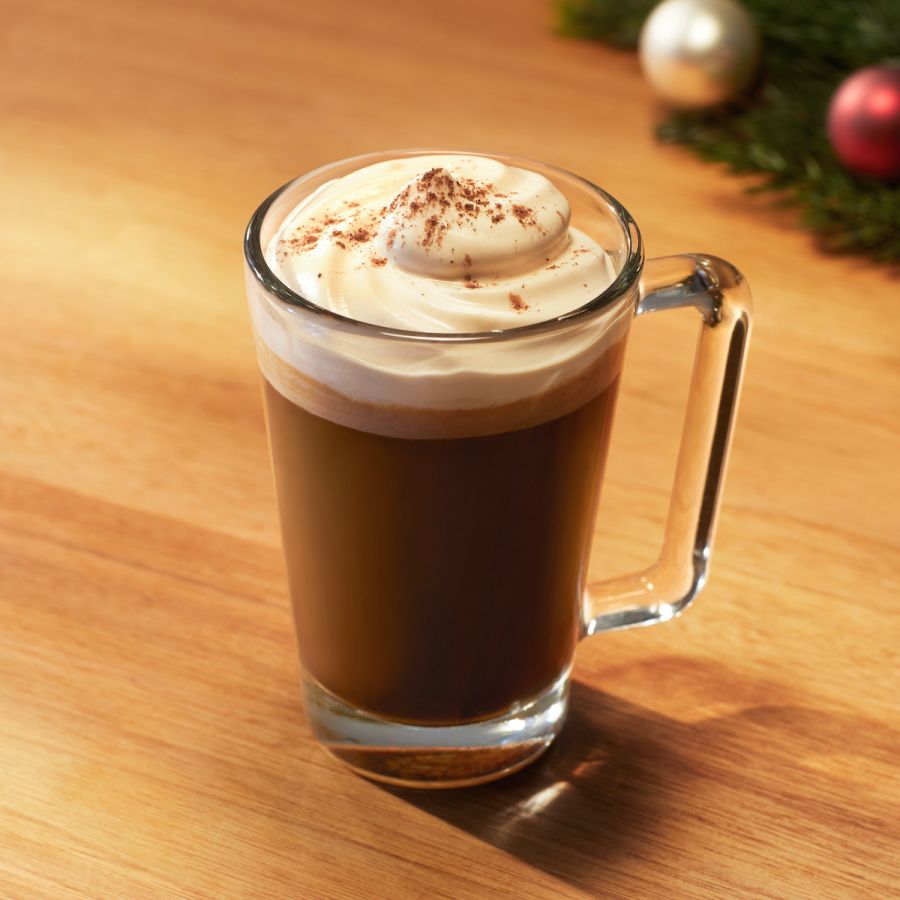 「ウィンター ラム レーズン アイリッシュ コーヒー」 1100円(店内利用)1080円(持ち帰り) ※アイリッシュ コーヒーをイメージしたビバレッジで、アルコールは使用しておりません。