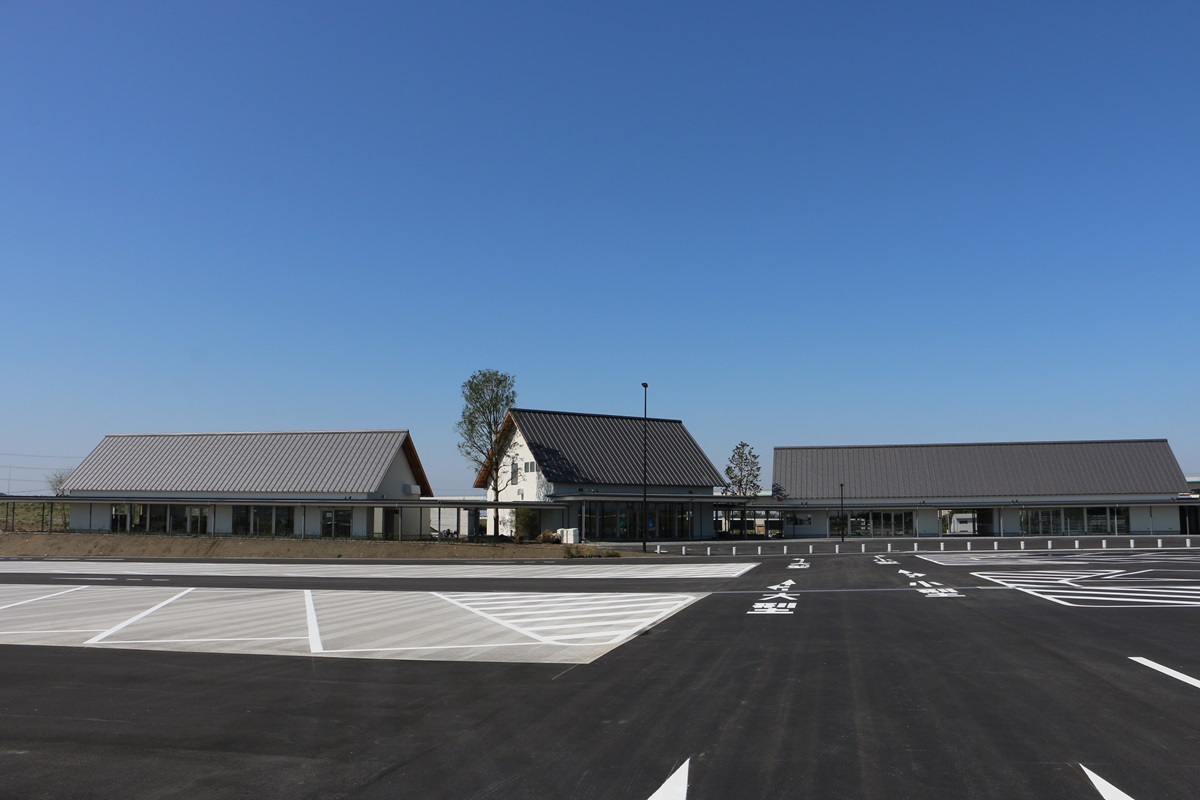 広々とした利根川沿いに立つ