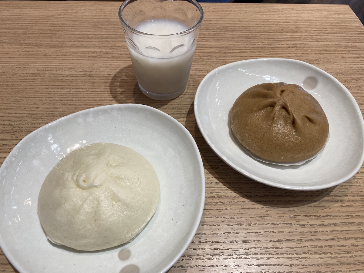「みそ豚まん」・「甘酒糀あんまん」各360円と「甘酒」250円