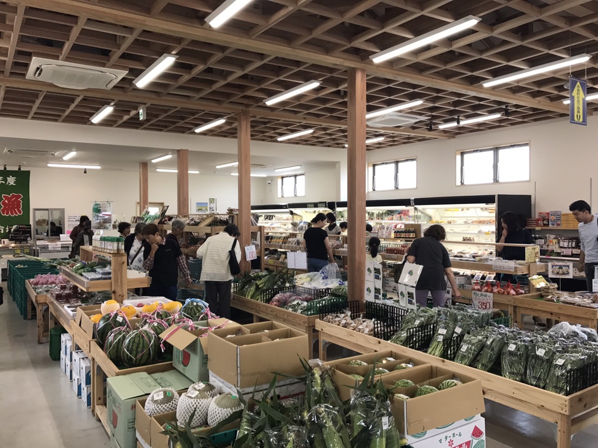 地域の方々も新鮮な食材を求めて訪れる