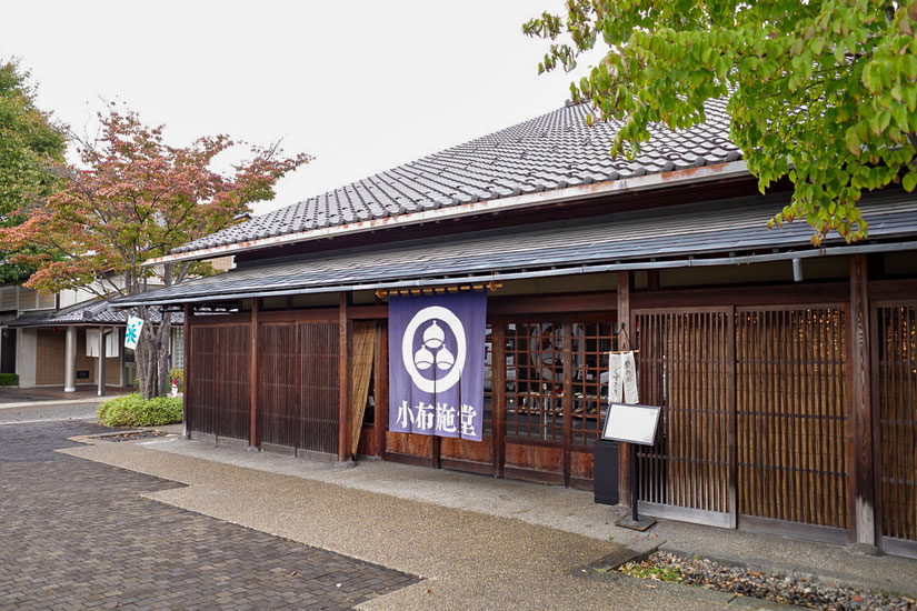 趣あるどっしりとした建物に、大きな栗の暖簾が目印