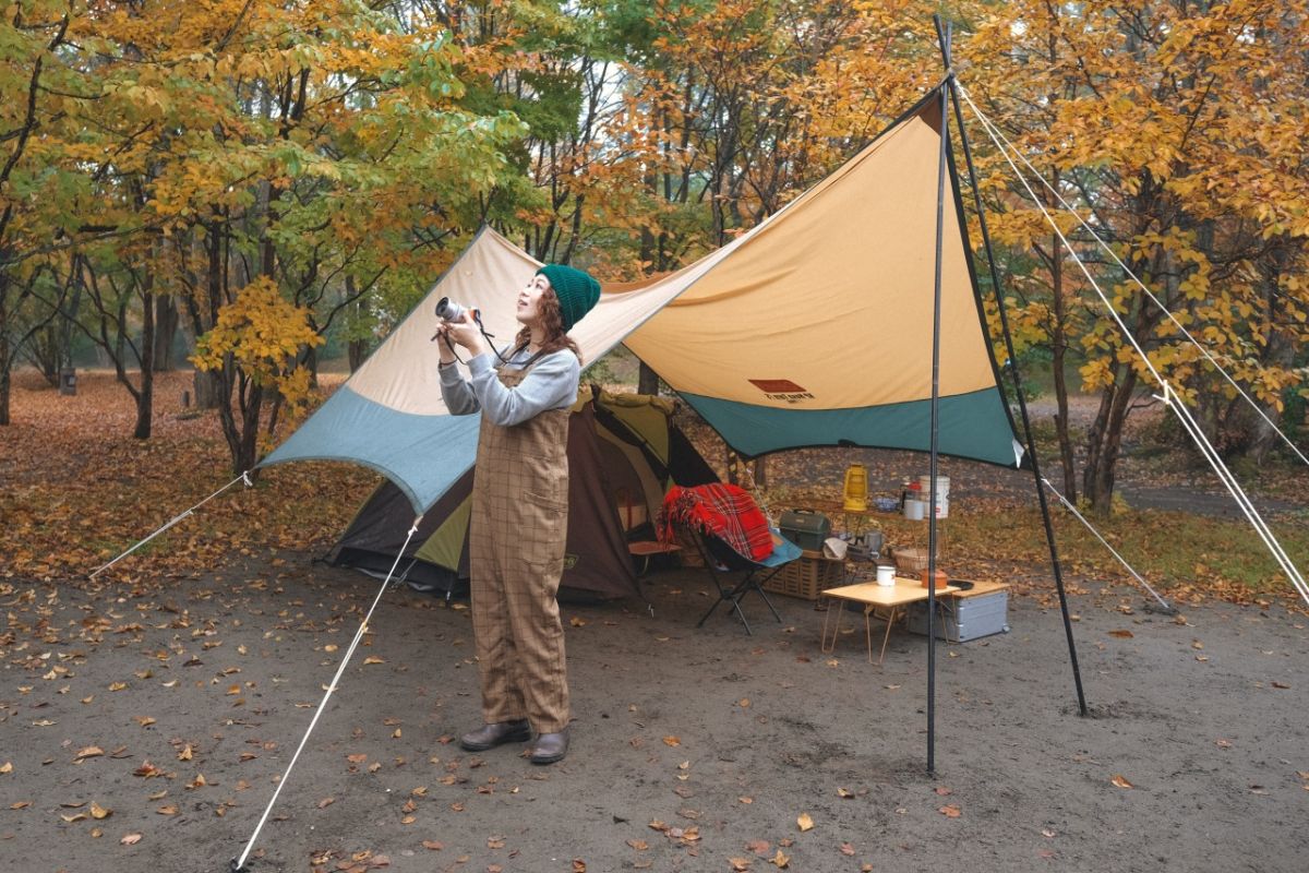 設営を終えてまずは1枚！「LUMIX S9」で撮影するYURIEさん