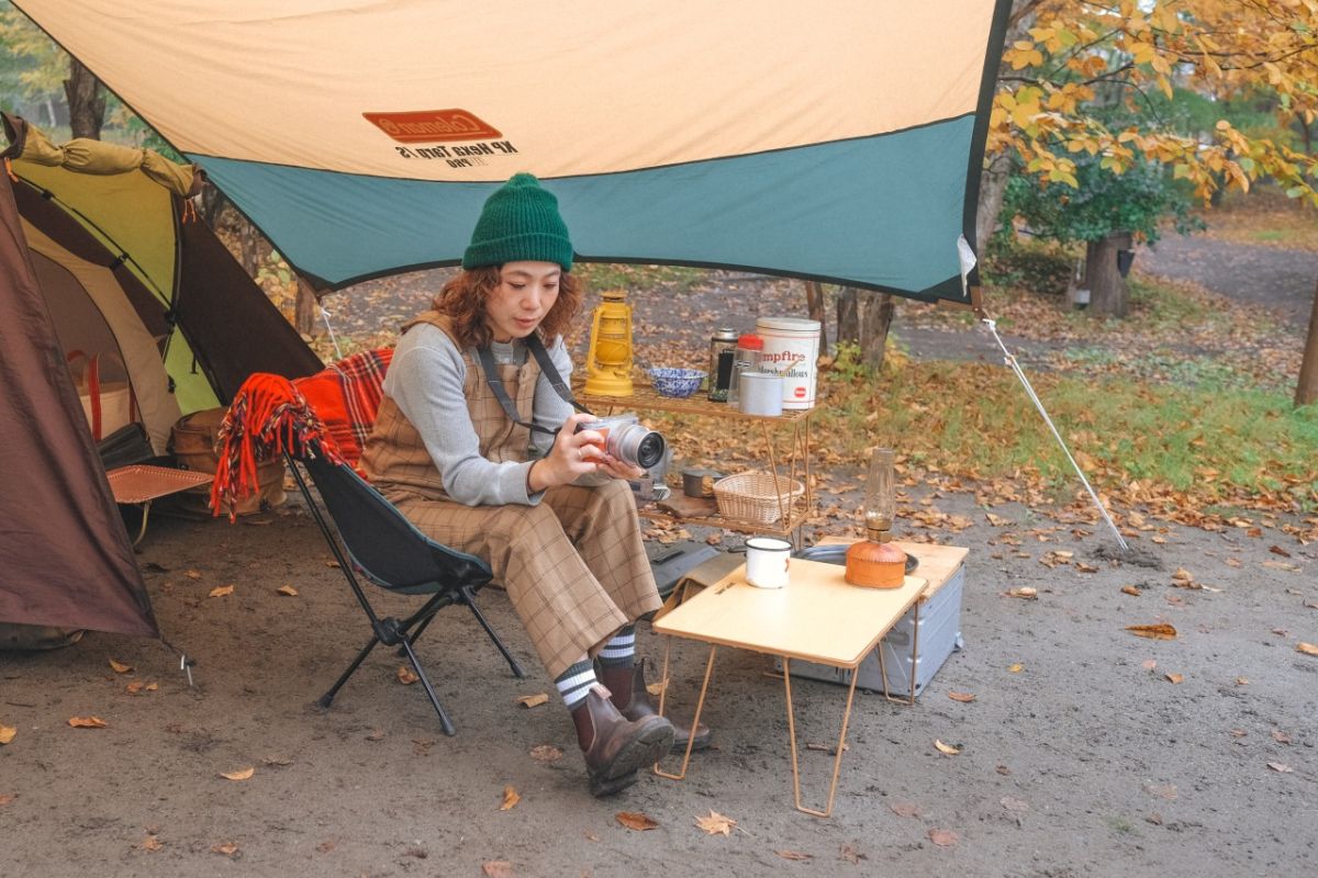 超広角から標準までをカバーするズームレンズ「LUMIX S 18-40mm F4.5-6.3」を装着　