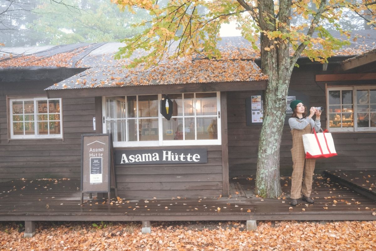 （「LUMIX S9」を手に撮影するYURIEさんの姿が映えます）