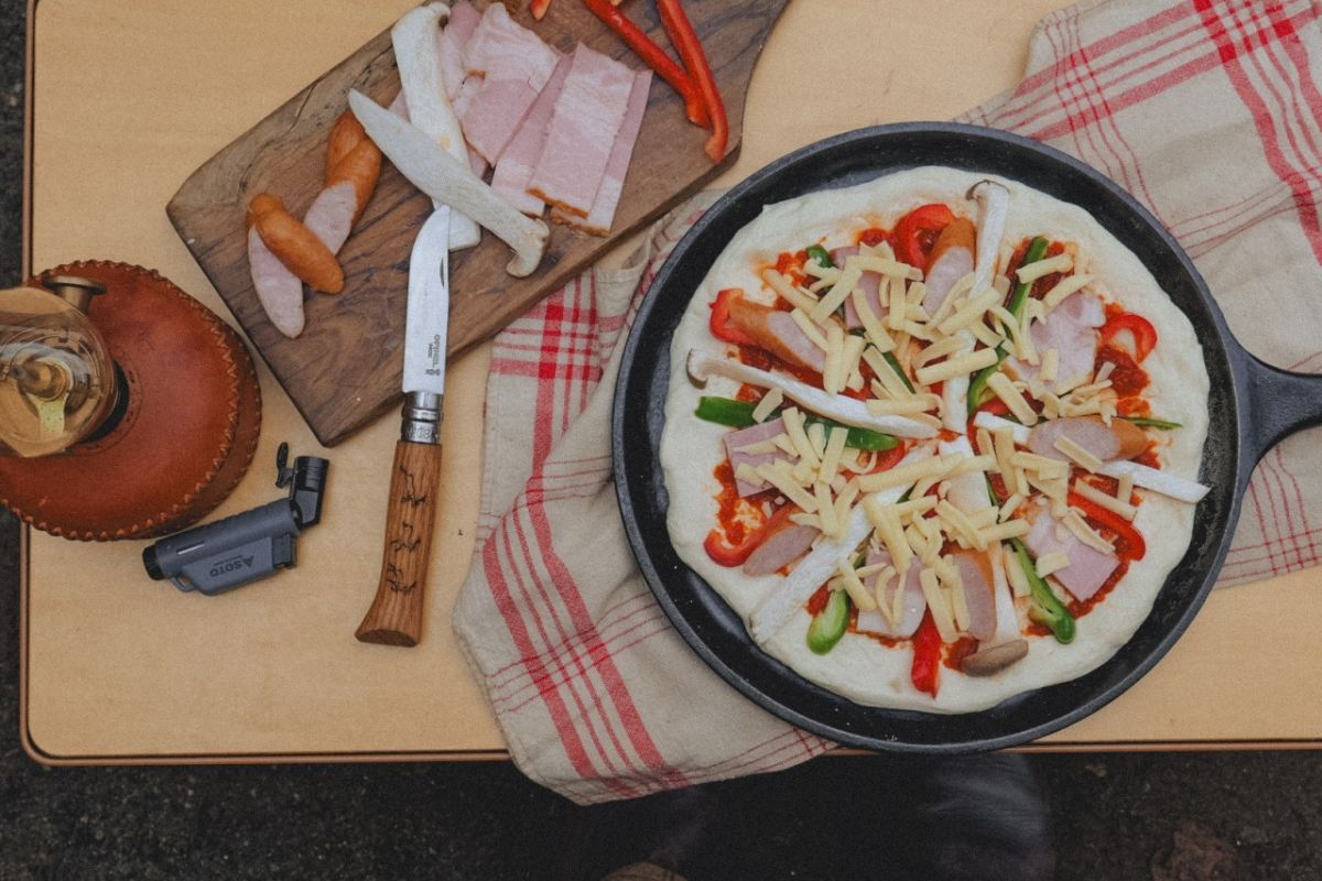 「薪火deピザ（ベーコン&ソーセージ）」3~4人前1800円 ※2024年12月1日まで提供予定／LUMIX S9,S18-40 F4.5-6.3/35㎜,1/40sec,F4.5,ISO250 @YURIE