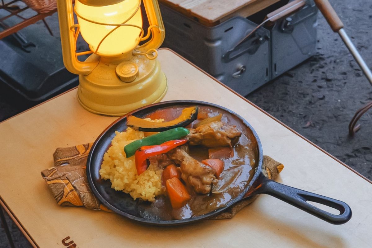 「SGキャンプカレー」3~4人前・ダッチオーブン＆飯盒3900円／LUMIX S9,S18-40 F4.5-6.3/59㎜,1/60sec,F4.6,ISO5000 @YURIE