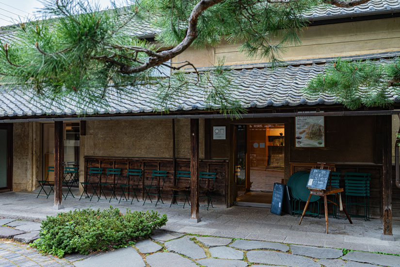 小布施堂本店横の門をくぐって中庭へ。米蔵を改装した建物が、モンブラン朱雀専門店「えんとつ」