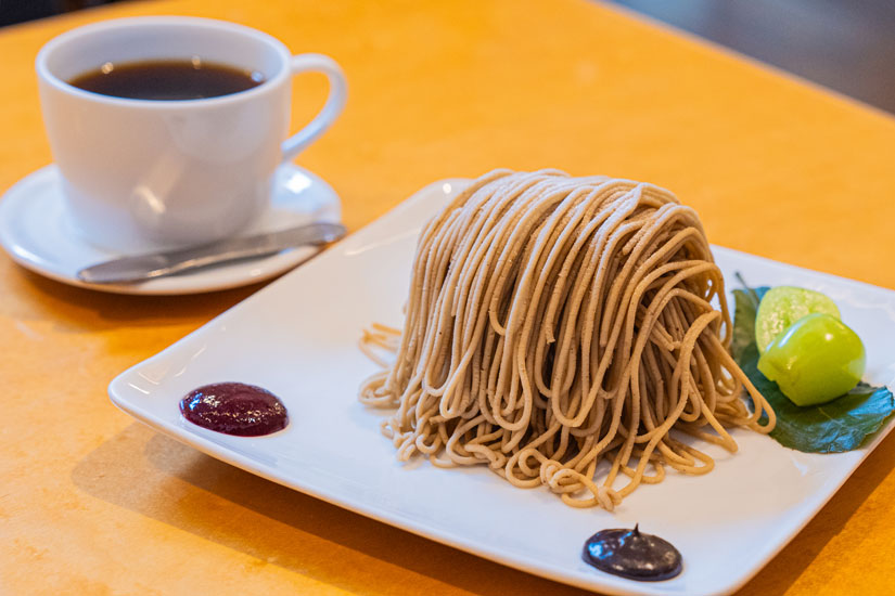 一般的なモンブランより大ぶりなのも魅力。「モンブラン朱雀」ドリンク付き2000円