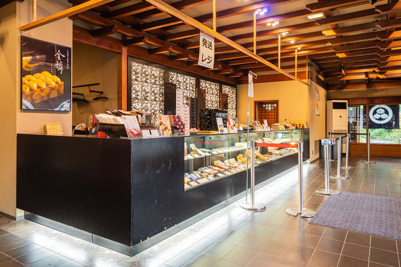 小布施堂の全商品が一堂に会する本店の売り場