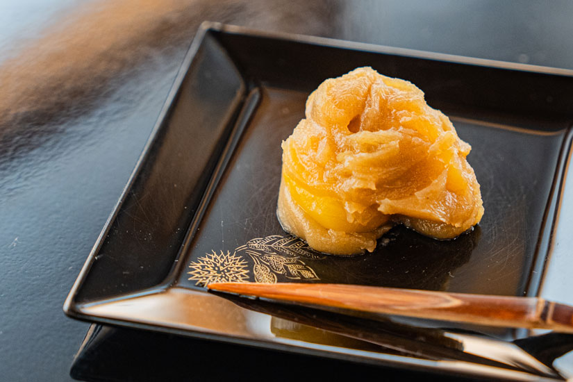 「くがね栗鹿ノ子」1個724円(栗約3粒入り)。レストランでは700円(ドリンクセット1100円)で提供