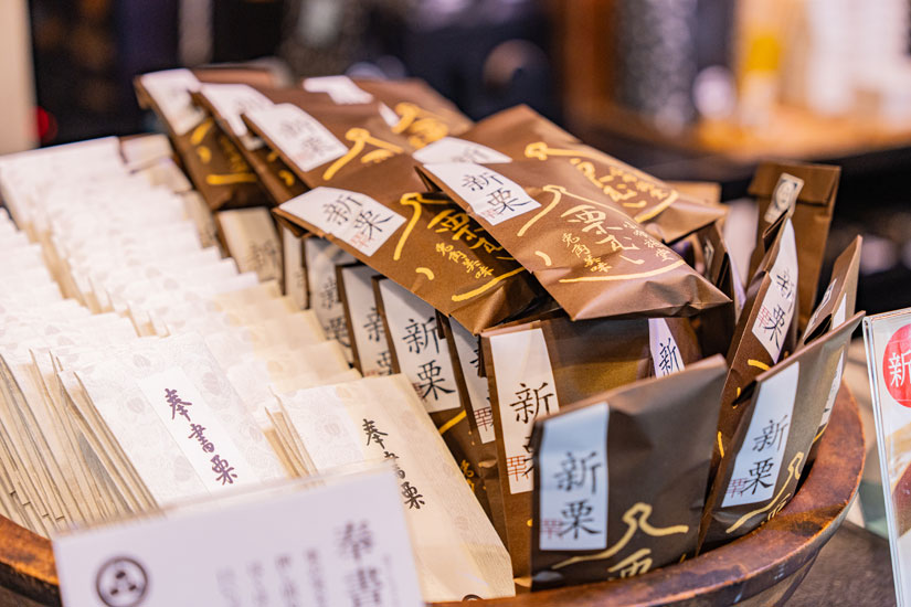 定番人気の「栗むし」など、新栗のシーズンには「新栗」マークが