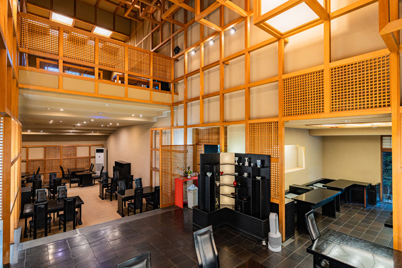 高い吹き抜けが美術館のようなレストラン。食事は季節の味覚が楽しめるコース1種類のみ