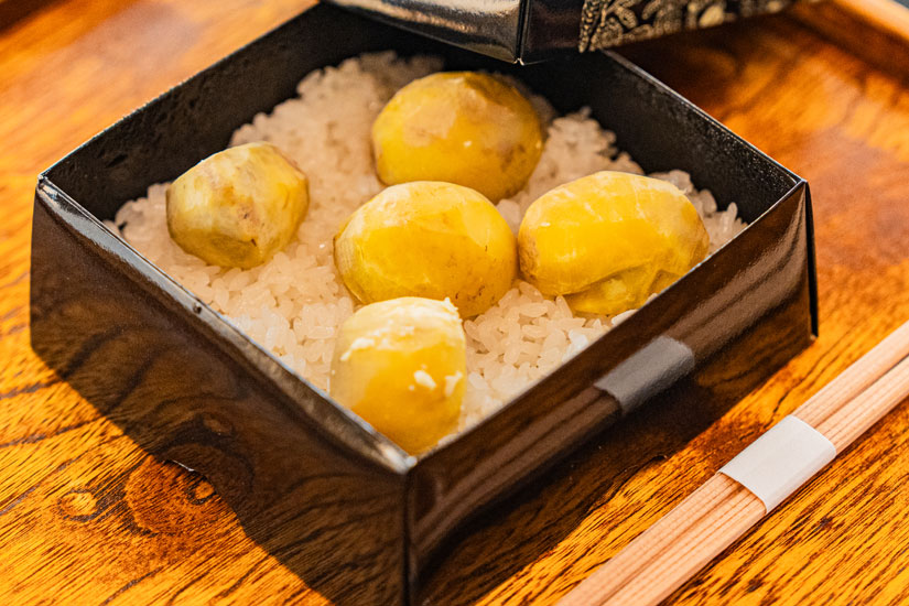 「栗おこわ」1300円は小布施堂本店限定