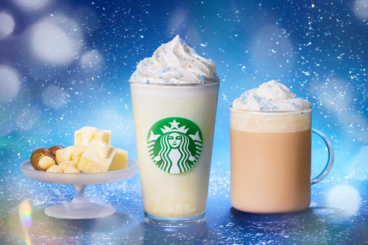 左「マカダミア ホワイトスノー チョコレート フラペチーノ®」 Tallサイズのみ 687円(持ち帰り)、700円(店内利用)、右「マカダミア ホワイトスノー モカ」(Hot/Iced)Short 550円/Tall 589円/Grande 633円/Venti® 678円(持ち帰り)、Short 561円/Tall 600円/Grande 645円/Venti® 690円(店内利用)
