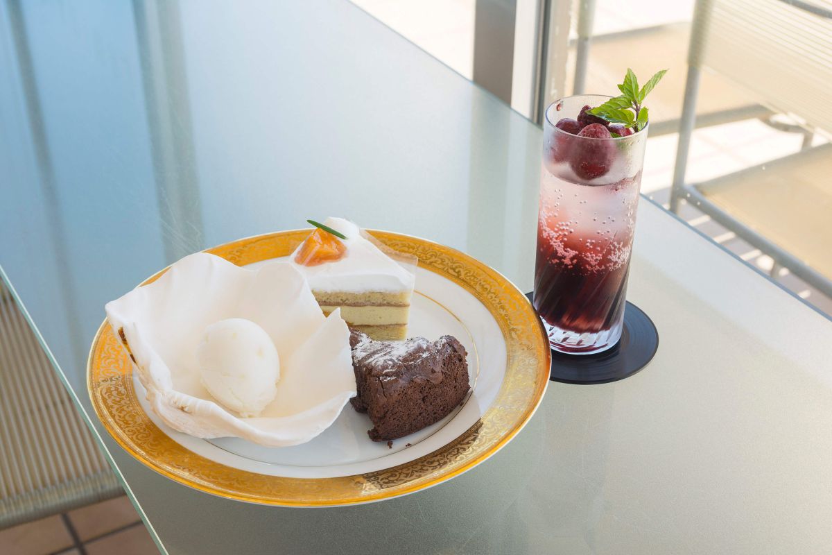 「デザートの盛り合わせ＆ドリンク」1400円と、生のベリーが入った甘酸っぱい「フレッシュベリーカシスソーダ」800円