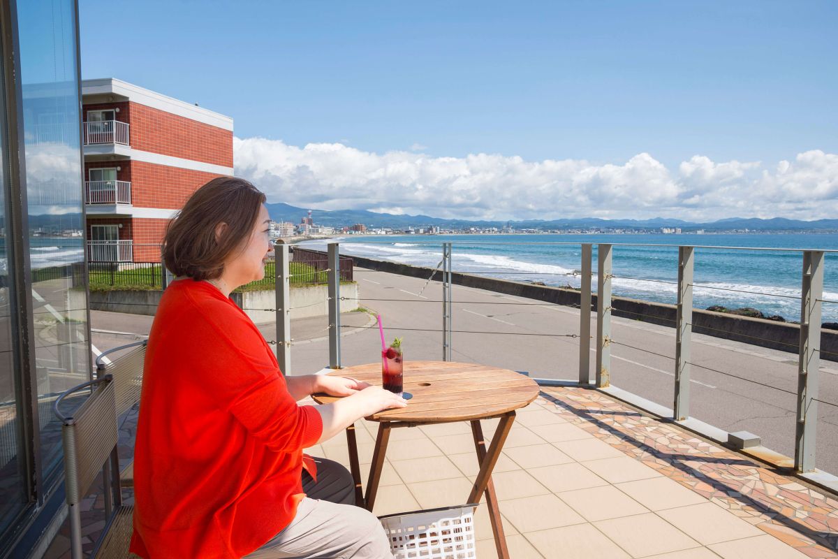 海風が感じられるテラス席