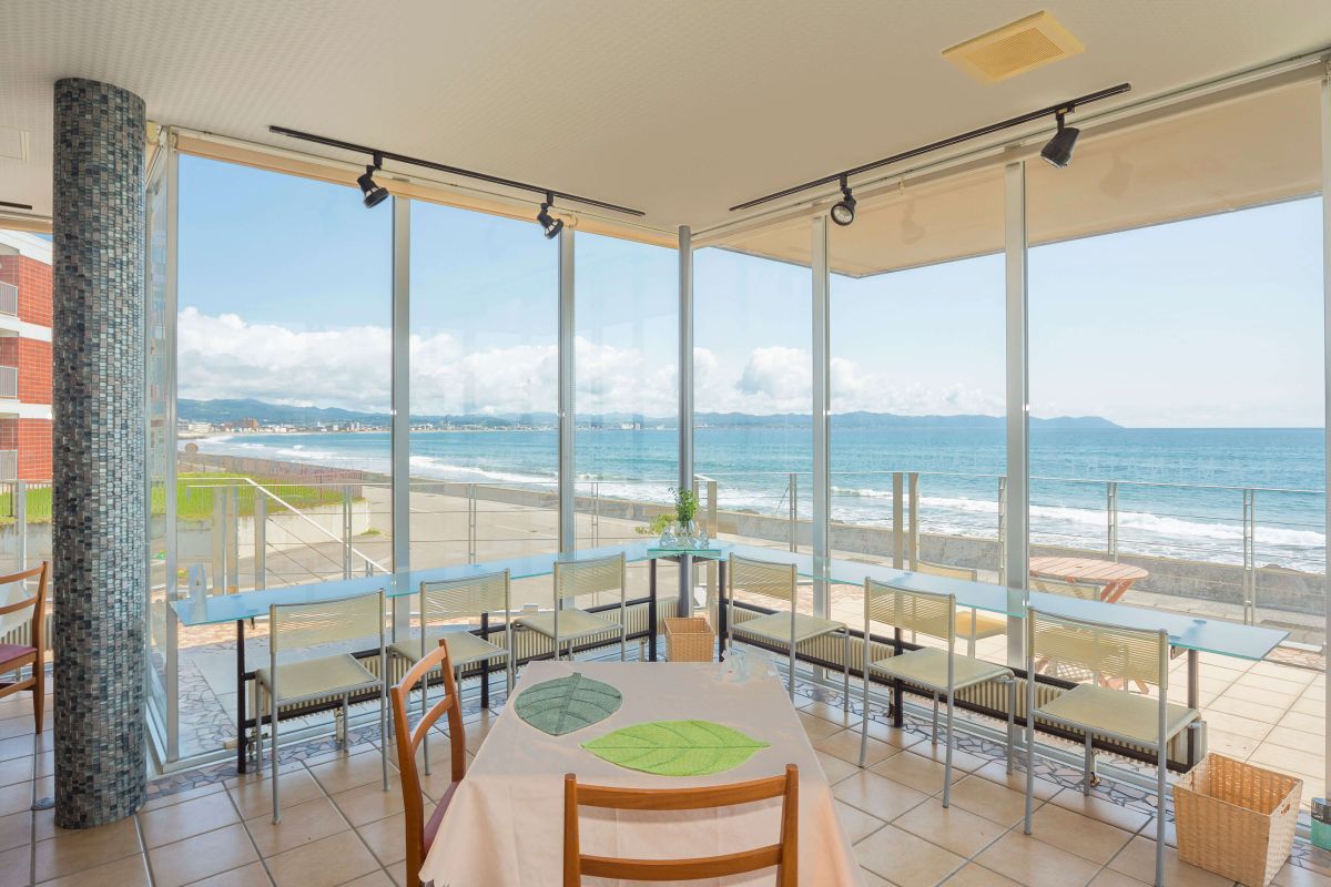 3面がガラス張りで、まるで海にせり出しているかのような店内