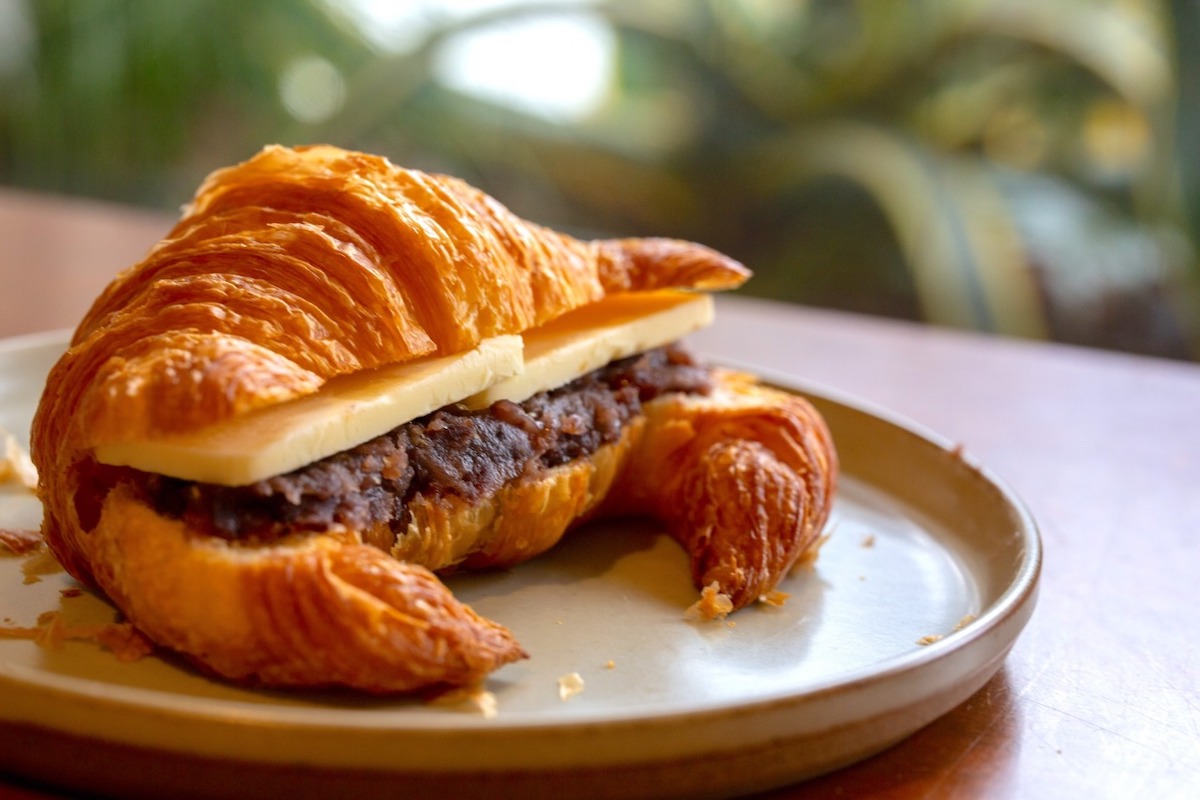 「AN BUTTER SAND（あんバタークロワッサンサンド）」780円／© SCENE FACTORY COFFEE and SPACE