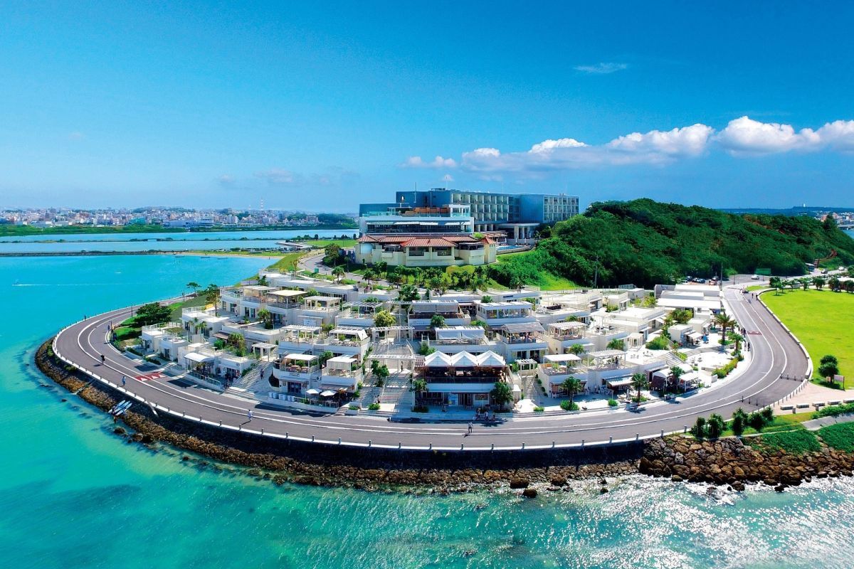 白を基調とした建物は、まるでヨーロッパの街並みのような景観