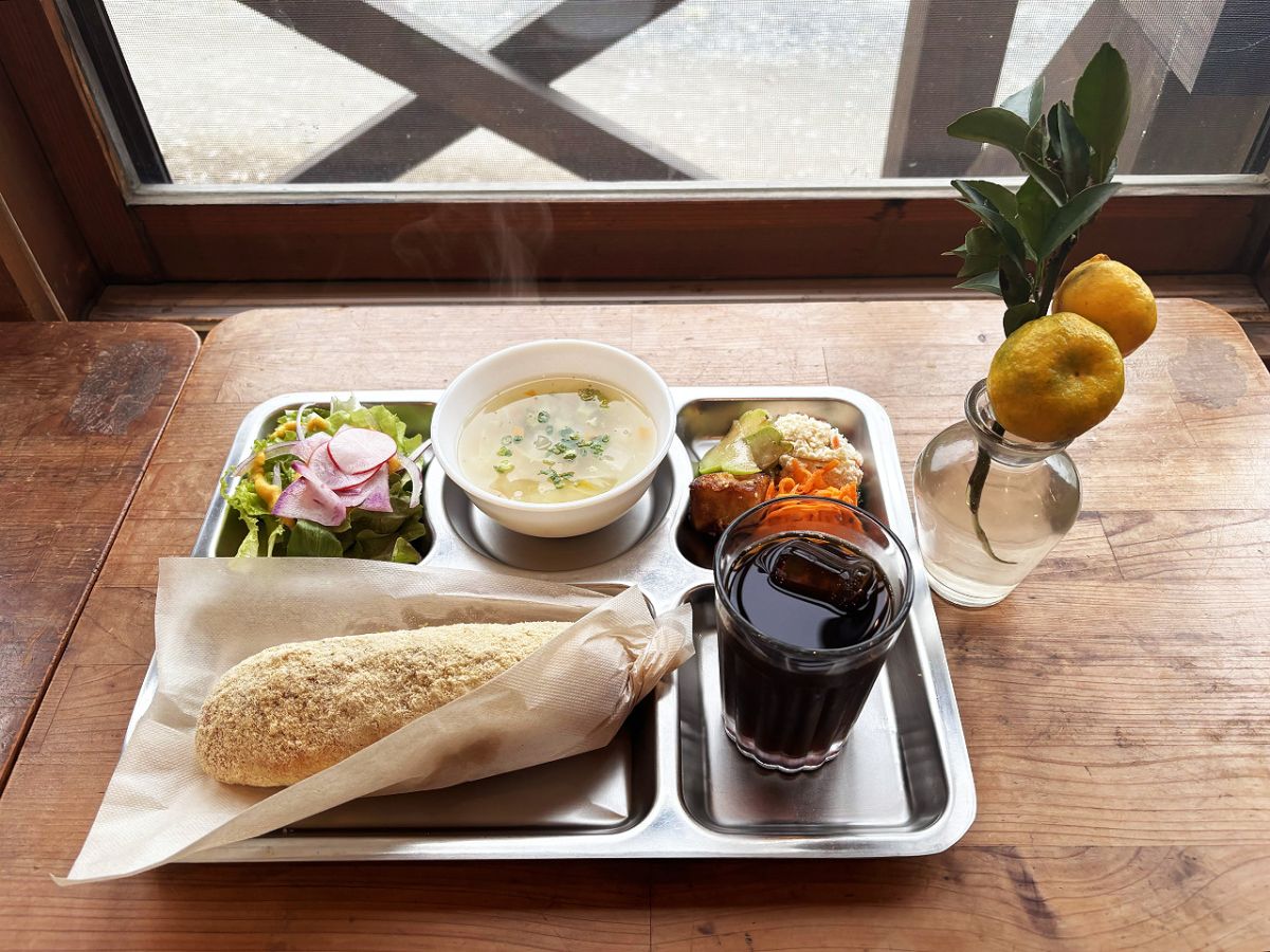 「揚げパン定食」（飲物つき）1200円の一例