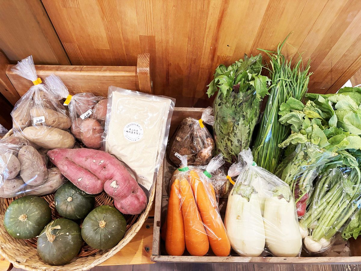 「青山在来地大豆きなこ」400円のほか、採れたての有機野菜も販売