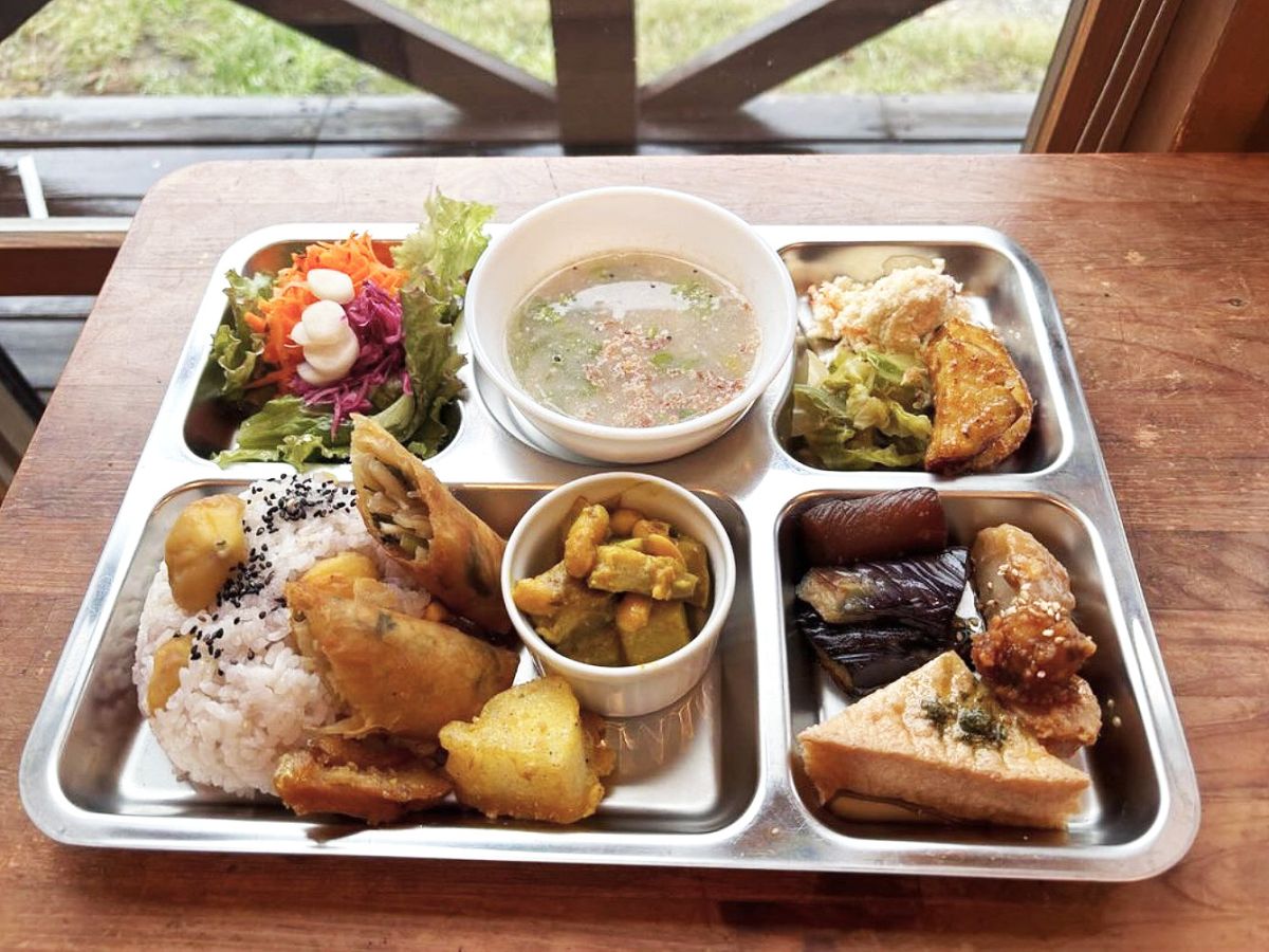 「日替わり下里定食」（飲物付き）1450円の一例