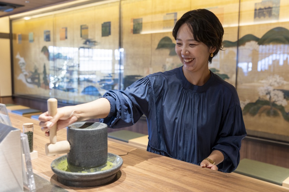 石臼で抹茶挽き体験もできます。でも1時間に40gほどしか挽けない、労力のかかる作業なのです。