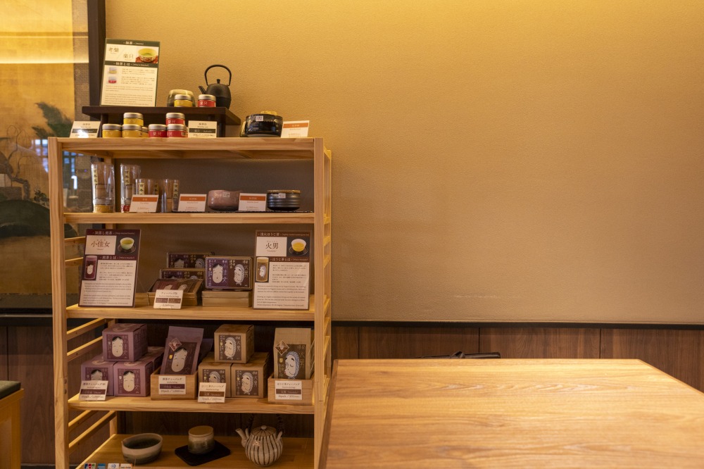 店内で抹茶や茶道具も販売しているので、ご自宅でどうぞ！