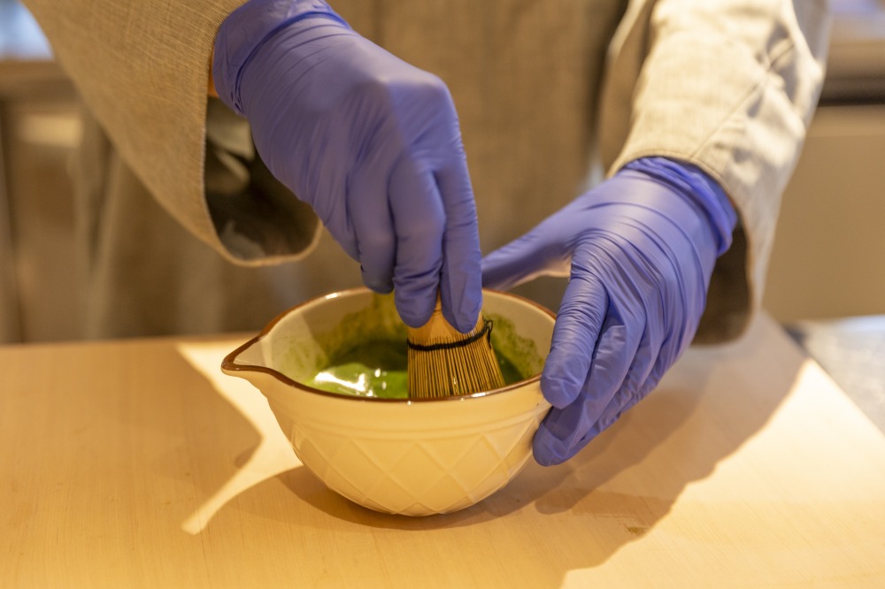 スタッフが目の前で点ててくれます。