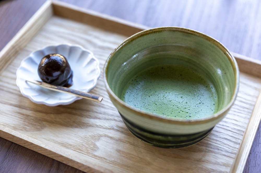 抹茶（濃）は1400円、お薄は1100円。いずれも季節替わりのお茶菓子付きです。