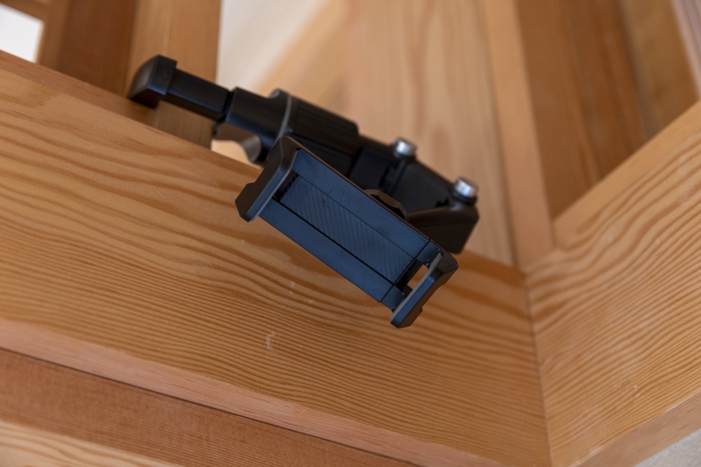 動画撮影用のスマホ固定具が備えらえているから便利。