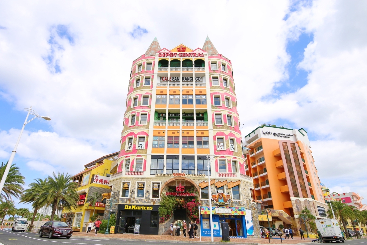 「デポセントラル」は2つのとんがり屋根が目印