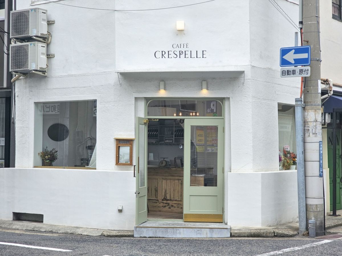 街角にある二階建ての建物をリノベーション。周囲にそっと溶け込んでいます。