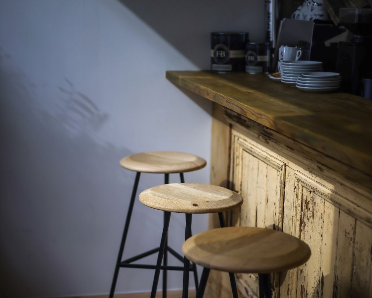 カウンターからはクレープの調理工程を眺められる