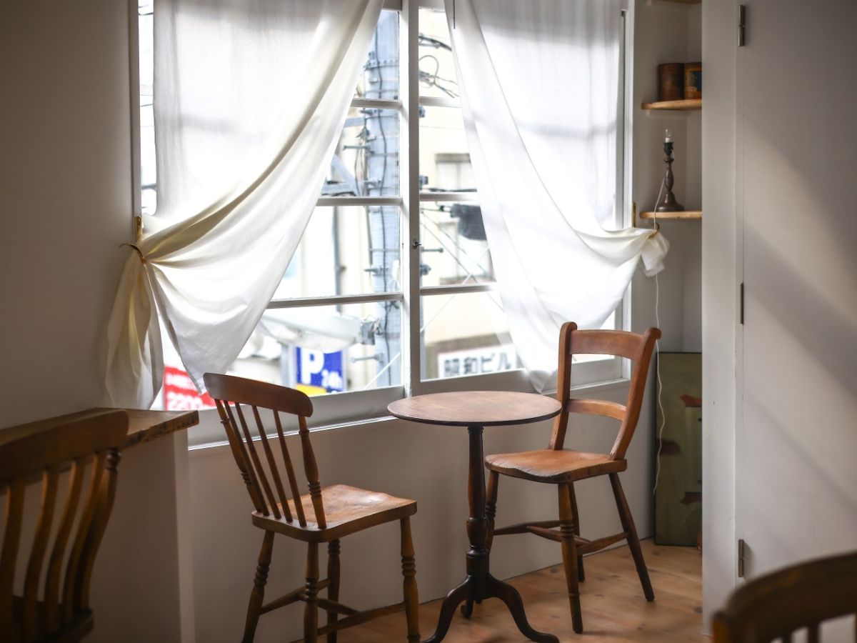 静かなカフェ空間をお求めの方は2階へどうぞ。