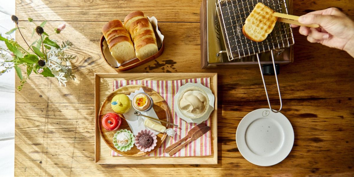 「やきぱんセット」1300円 はミニ食パン＋6種のトッピング付き