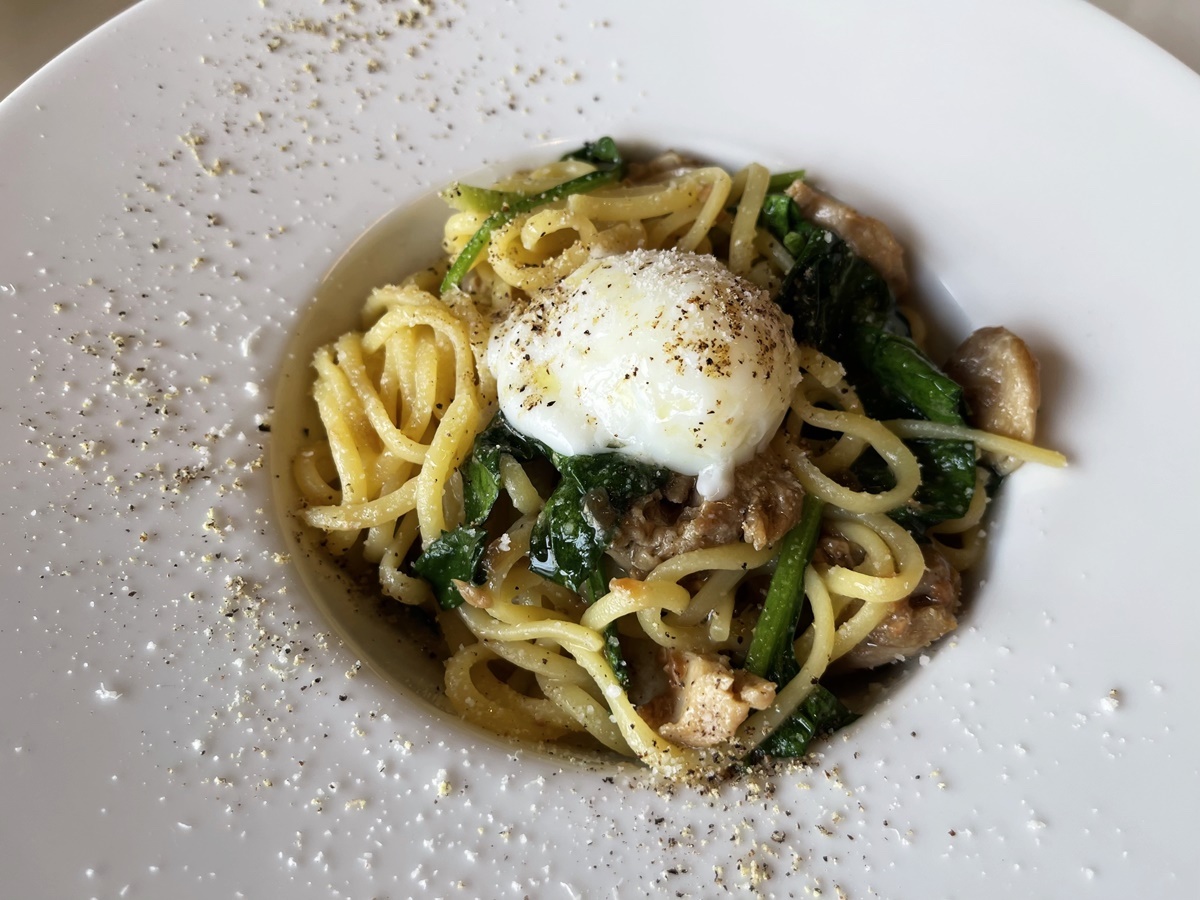 「ぺぺたま‼︎ とろ～り半熟卵がのったグリルチキンとホウレン草のオイルソース」1188円