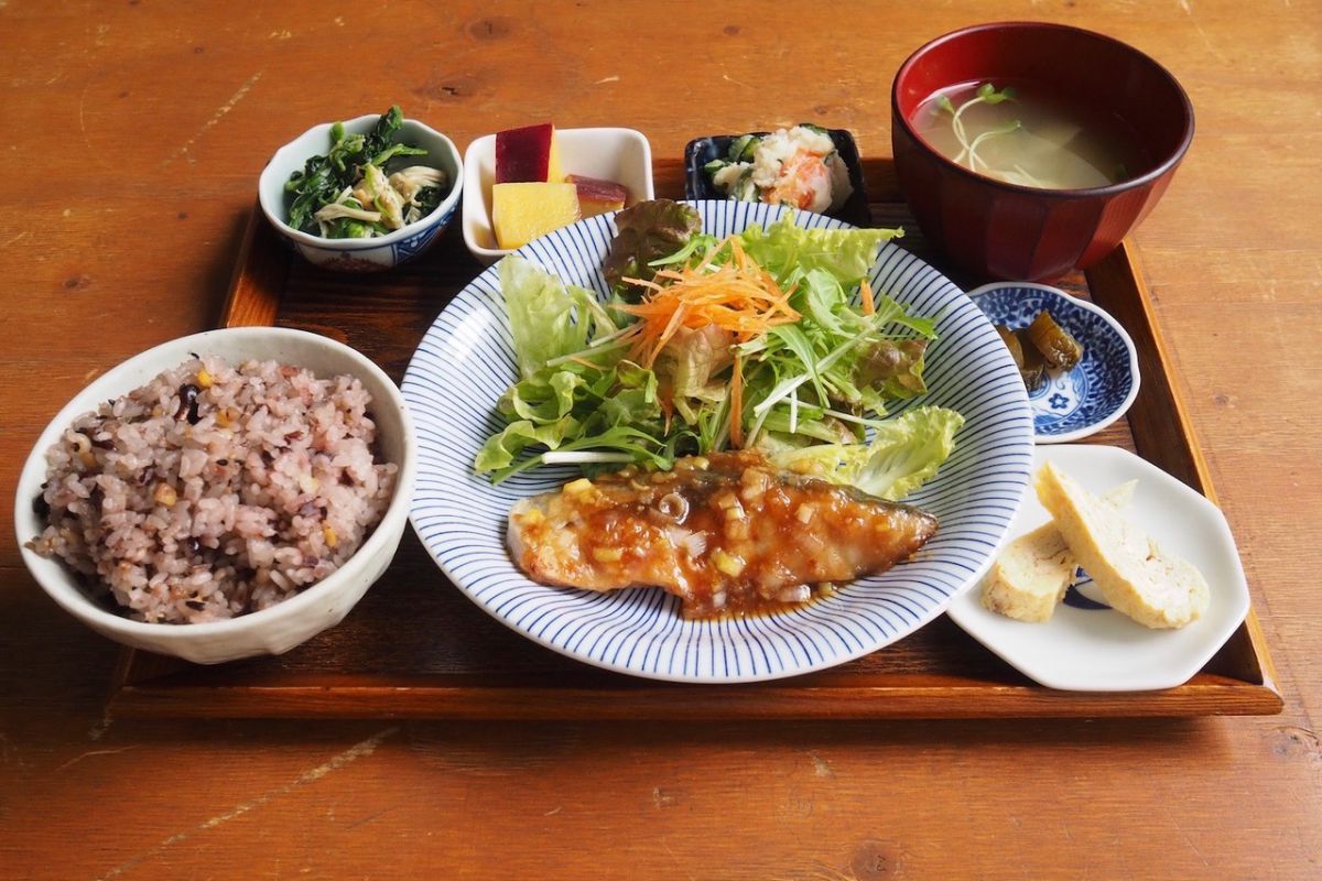 「日替わりごはんセット」1430円（11時30分～15時）