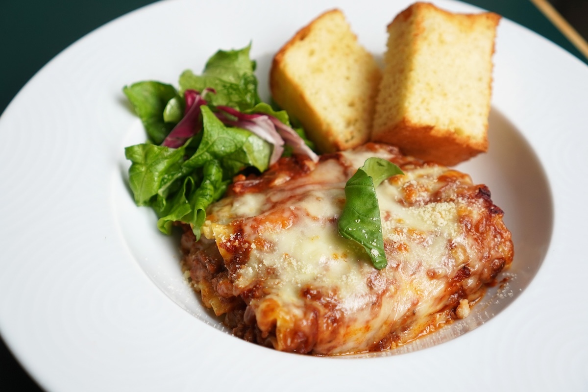 ランチ「モッツァレラチーズの特製ラザニア」1240円