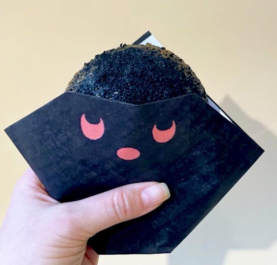 「DBT ブラック・ベア カレーパン」550円