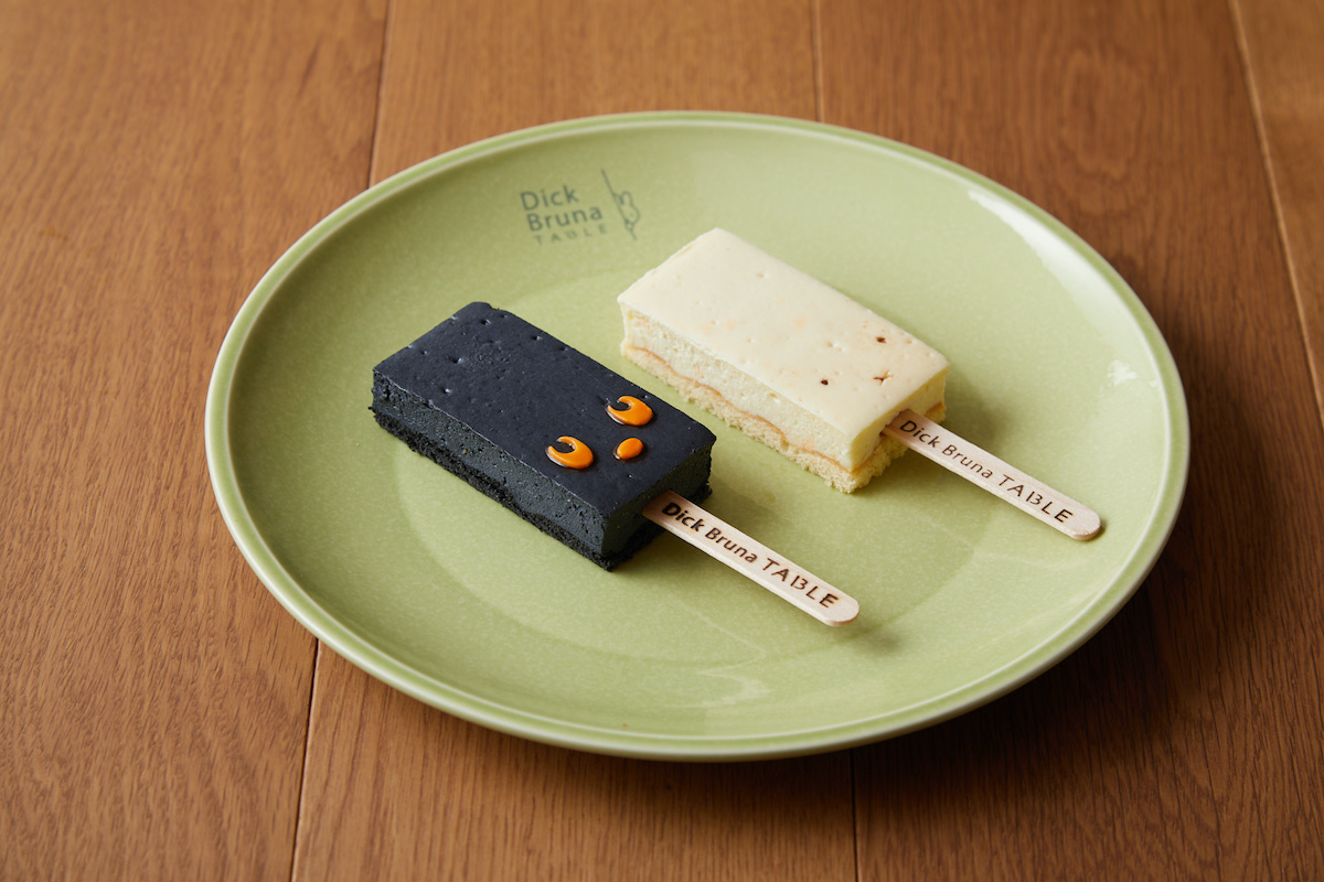 「ミッフィーチーズケーキバー、ブラック・ベア チョコレートケーキバー」各880円