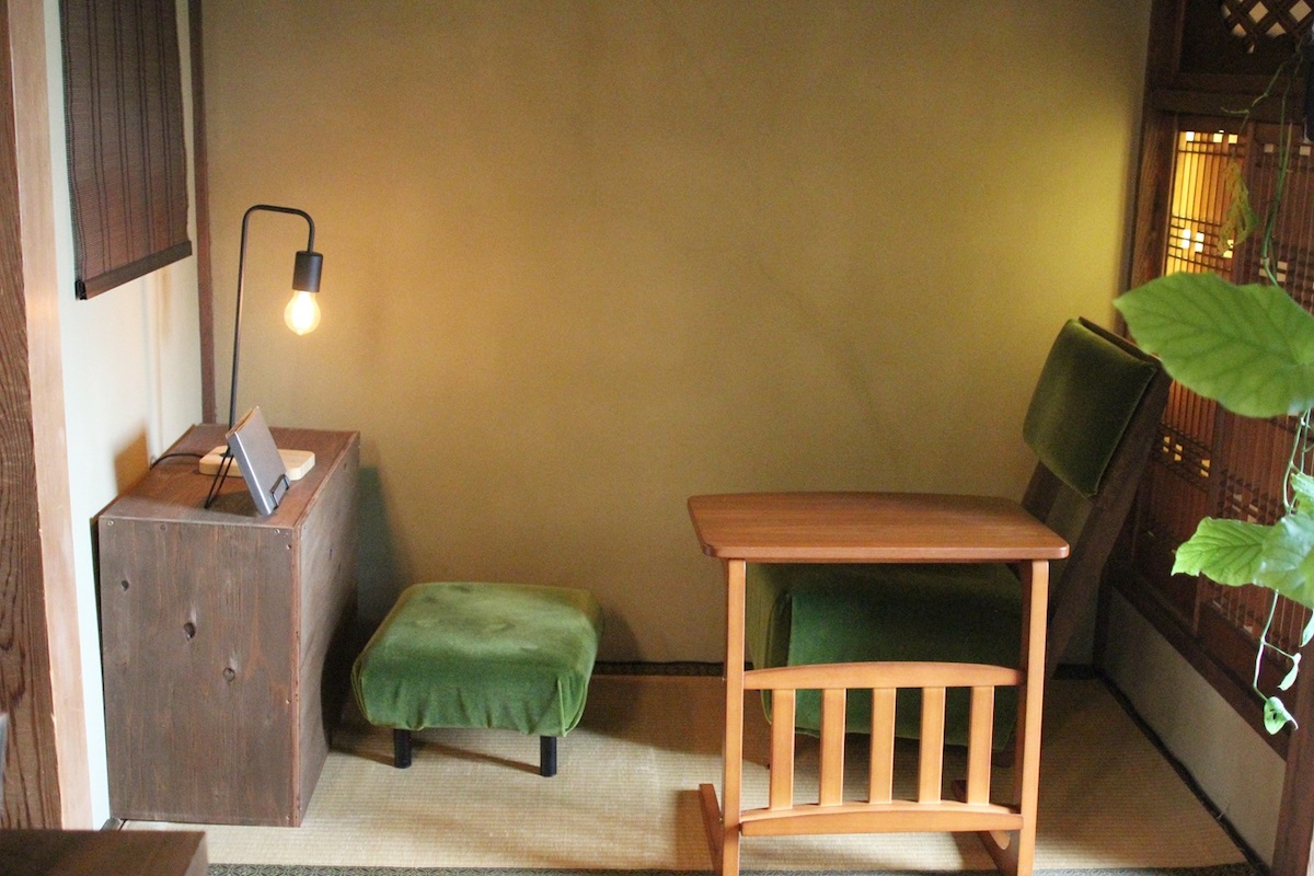 床の間を活用した一人用の座席