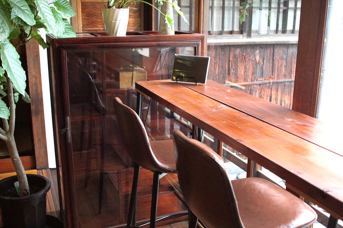 日が差し込み明るいカウンター席