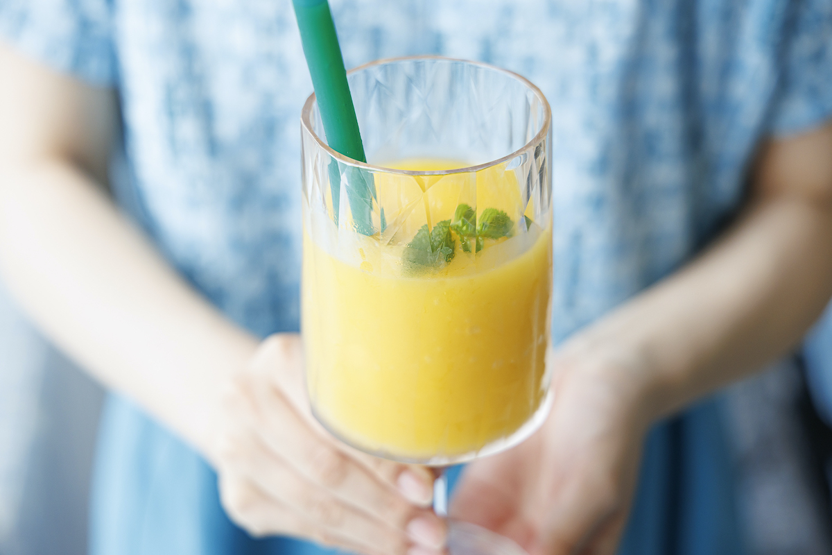 「マンゴーリンゴのココナッツスムージー」（850円）※グラスはイメージです