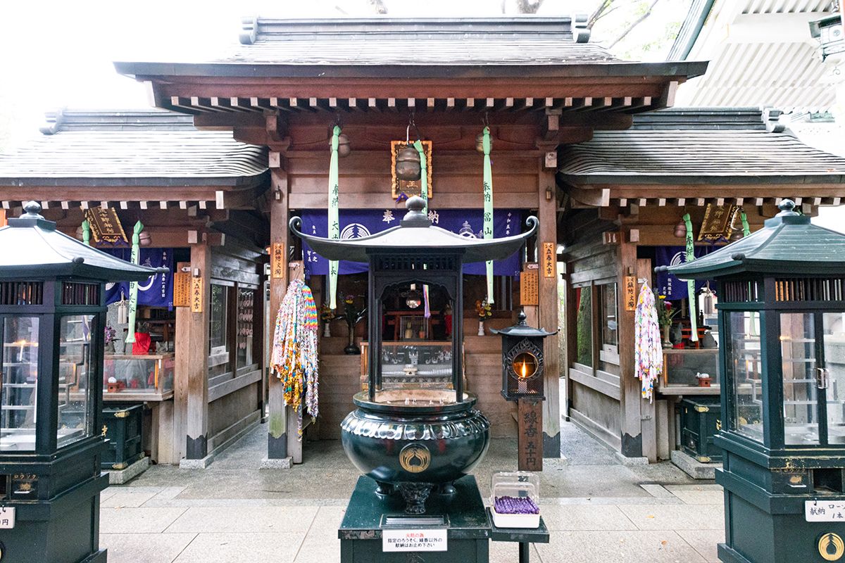 参道を進んだ先には三体の神様が祭られている「三神殿」がある（←1つ前の写真の説明でも「三神殿」の話をしていましたが、同じ場所を指していますか？ならば改めてここで説明をしなくても。「「三神殿」には三体の神様が祭られている」とする程度に収めるなどご検討ください）