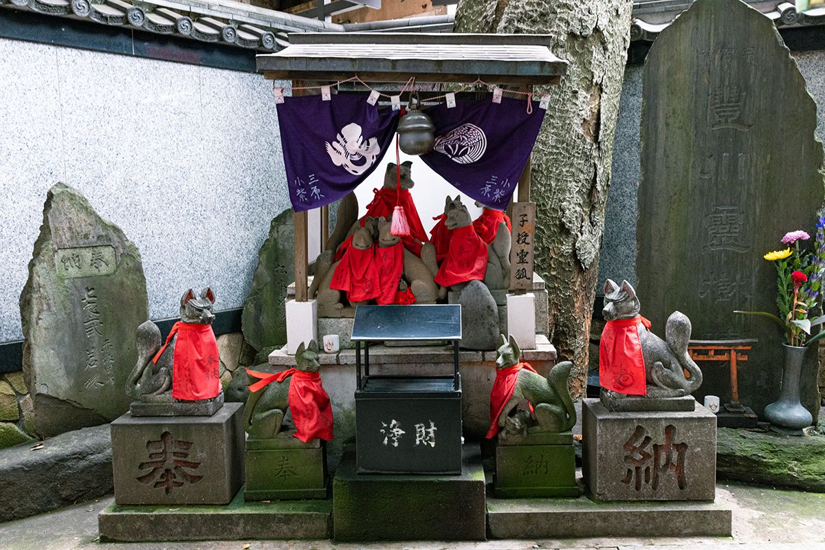 「徳七郎稲荷」の左側には、子授霊狐が鎮座