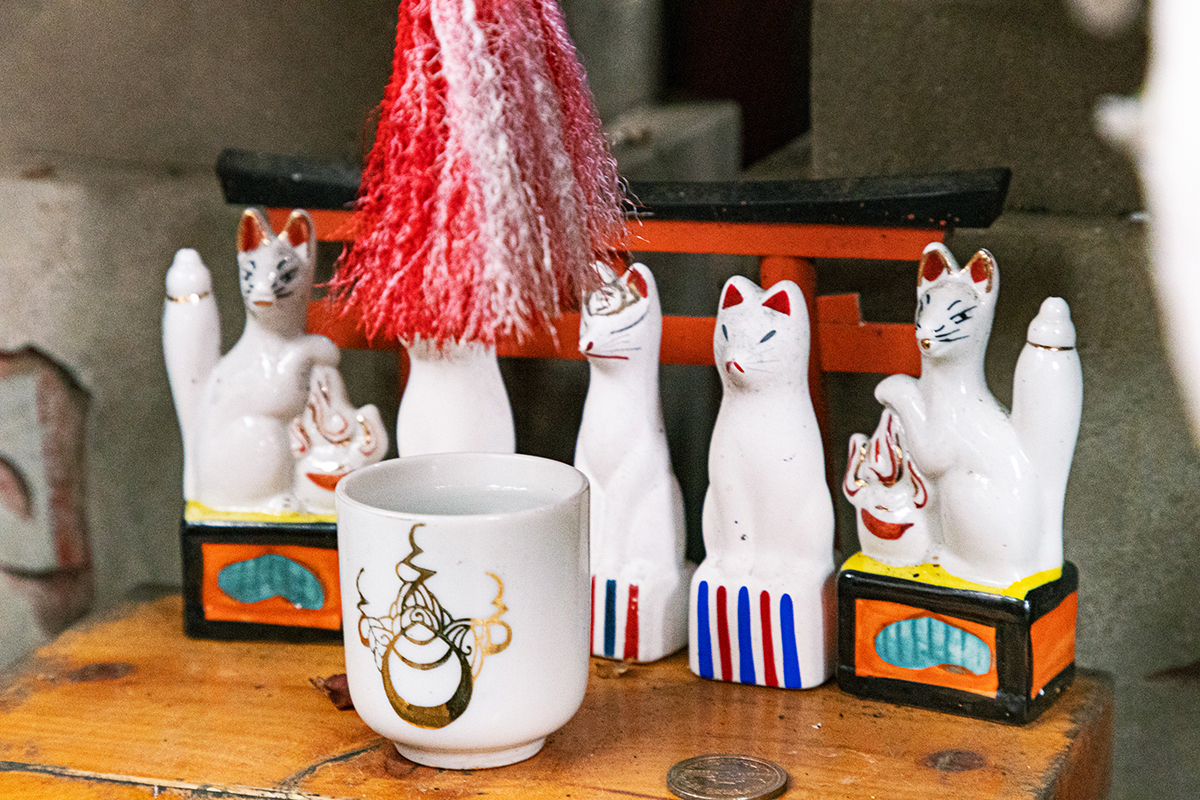 ふとしたところにもキツネのお供物が