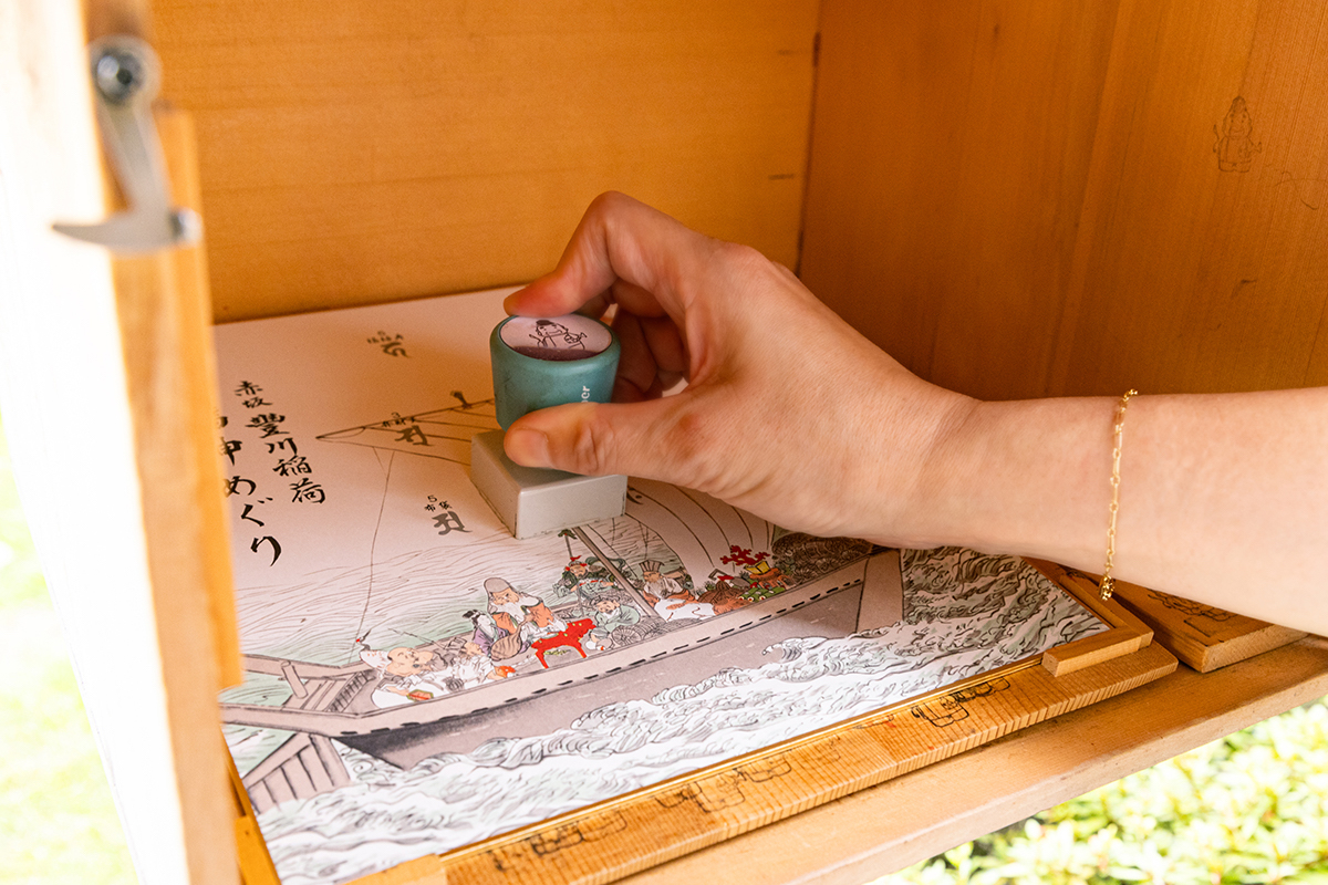 横の木箱にスタンプが入っているので押しながらお参りするのも楽しい