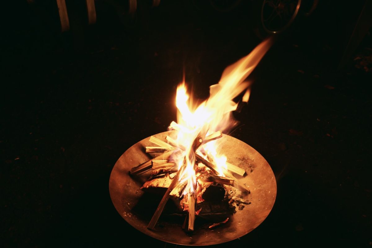 焚き火①／LUMIX S9,S18-40 F4.5-6.3  /  54㎜,1/10sec,F6.3,ISO1600  @YURIE