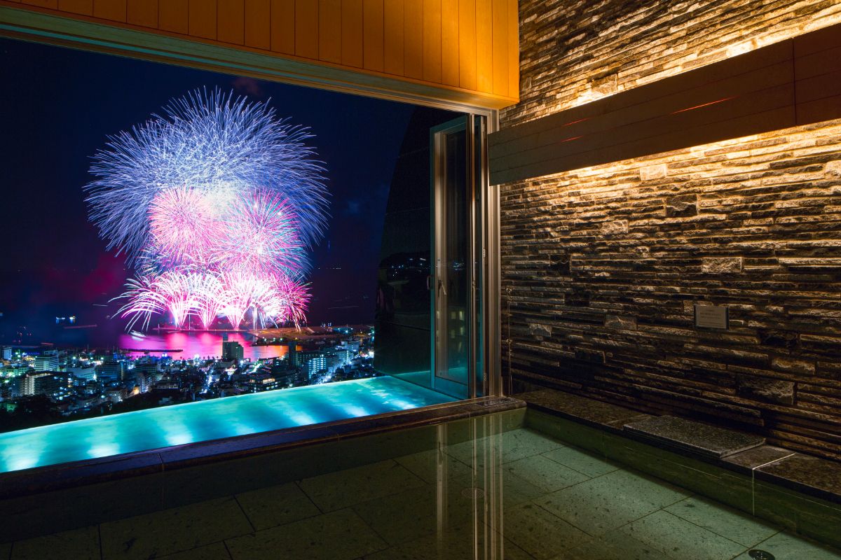 大浴場「明星の湯」からの熱海海上花火大会